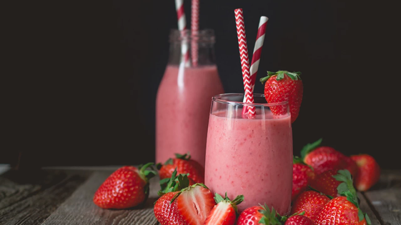 15 Strawberry Smoothies That G