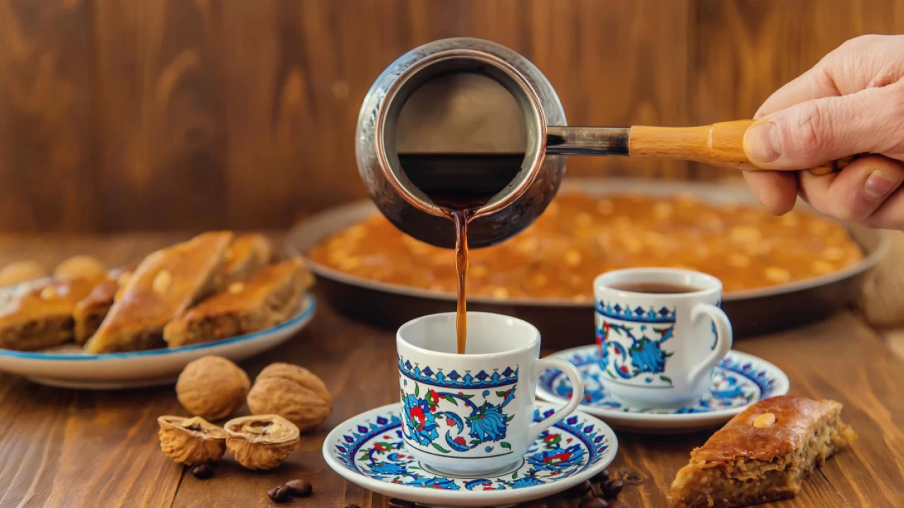 قهوه ترک: طرز تهیه، فواید، و ن