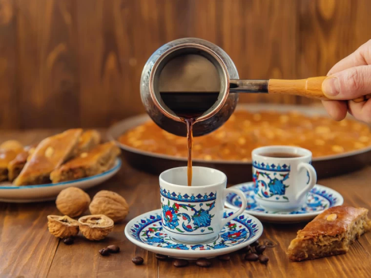 قهوه ترک: طرز تهیه، فواید، و ن