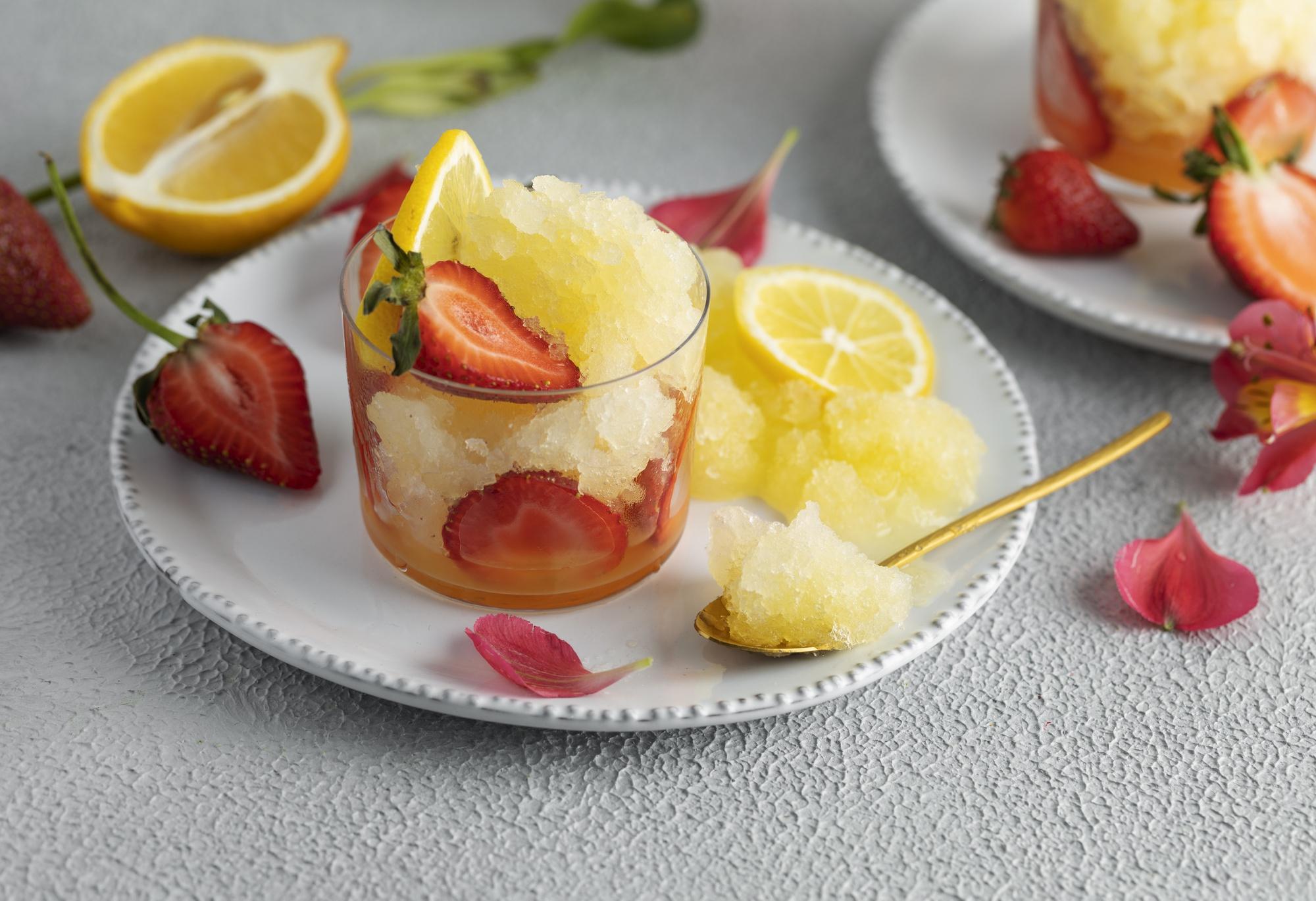 طرز تهیه یخ در بهشت لیمو و توت&zwnj;فرنگی